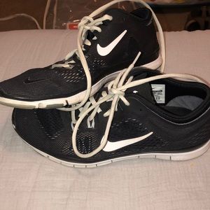 N I K E   F R E E   R U N   S N E A K E R S